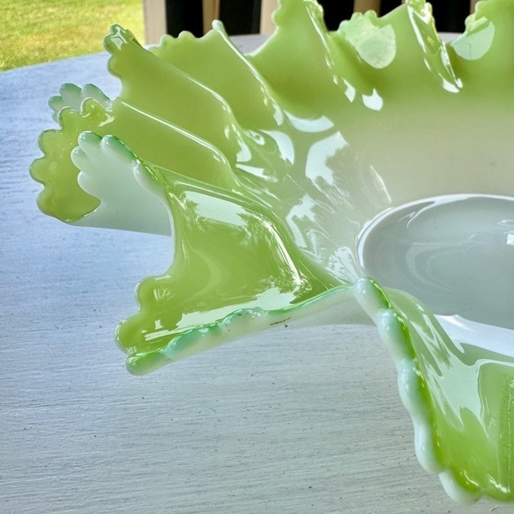 ANTIQUE, VICTORIAN, GLASS, ROUND BRIDES BASKET WITH RUFFLED & CRIMPED RIM. - Picture 4 of 10